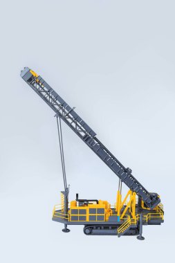 Beyaz arka planda patlayıcı delikleri açmak için büyük bir sondaj aleti. Minerallerin açık çukur kazma teknolojisi. Sondaj kulesinin yerleşimi.