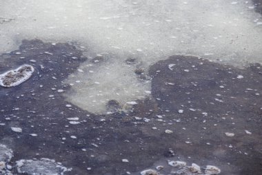 İlkbaharın başlarında nehirde ya da gölde eriyen buzlar mevsim değişikliğidir.