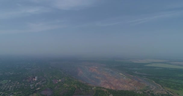 大きな採石場 露天掘り法による鉱物の採掘 冶金の技術的プロセス 鉱石採掘プロセスの空中ビュー 晴れた日の撮影 — ストック動画