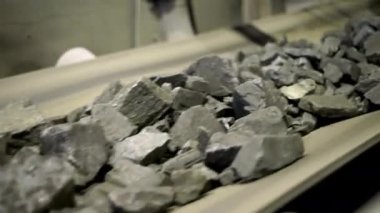 Taşıyıcıdaki demir cevheri hareketi. Mineral işlemenin teknolojik sürecinin bir parçası. İşlemden önce çiğ demir cevheri. Metalurji için ham madde.