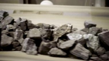 Taşıyıcıdaki demir cevheri hareketi. Mineral işlemenin teknolojik sürecinin bir parçası. İşlemden önce çiğ demir cevheri. Metalurji için ham madde.