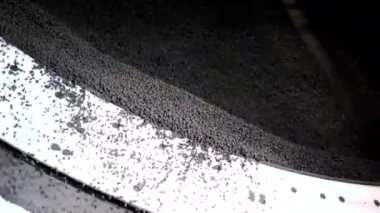 Pelletizer kaselerinde demir cevheri üretimi. Minerallerin işlenmesinde kullanılan teknolojik sürecin bir parçası. Metalurji için ham madde.