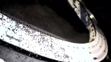 Pelletizer kaselerinde demir cevheri üretimi. Minerallerin işlenmesinde kullanılan teknolojik sürecin bir parçası. Metalurji için ham madde.