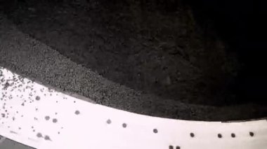 Pelletizer kaselerinde demir cevheri üretimi. Minerallerin işlenmesinde kullanılan teknolojik sürecin bir parçası. Metalurji için ham madde.