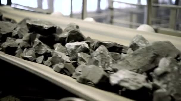 铁矿石在输送机上的运动 矿物加工技术过程的一部分 加工前 原生铁矿石 冶金用原材料 — 图库视频影像