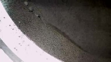 Pelletizer kaselerinde demir cevheri üretimi. Minerallerin işlenmesinde kullanılan teknolojik sürecin bir parçası. Metalurji için ham madde.