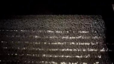 Demir cevheri parçalarını ayırmak için pelet tarama işlemi. Minerallerin işlenmesinde kullanılan teknolojik sürecin bir parçası. Metalurji için ham madde.