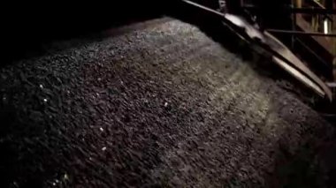 Demir cevheri parçalarını ayırmak için pelet tarama işlemi. Minerallerin işlenmesinde kullanılan teknolojik sürecin bir parçası. Metalurji için ham madde.
