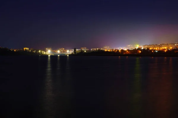 Blick Auf Die Stadt Bei Nacht Von Einem Fluss Oder — Stockfoto