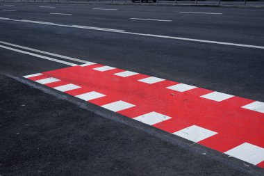 Bir kavşakta yolu olan bisiklet yolunun kavşağı. Kavşaklarda renkli yol işaretleri.