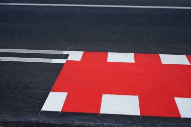 Bir kavşakta yolu olan bisiklet yolunun kavşağı. Kavşaklarda renkli yol işaretleri.