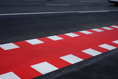 Bir kavşakta yolu olan bisiklet yolunun kavşağı. Kavşaklarda renkli yol işaretleri.