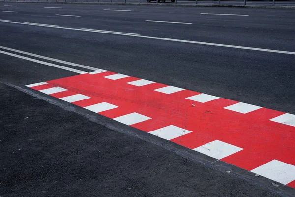 Bir kavşakta yolu olan bisiklet yolunun kavşağı. Kavşaklarda renkli yol işaretleri.