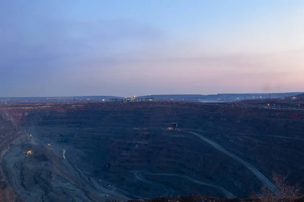 鉄鉱石採石場の一般的なビュー 24時間体制の採掘プロセス 夕方や朝の撮影 — ストック写真