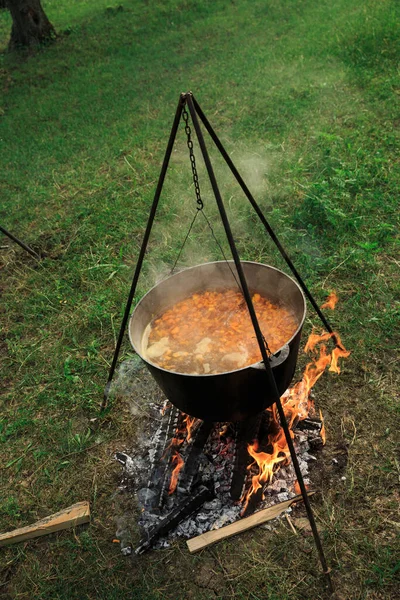 Kessel Über Dem Feuer Kochen Auf Dem Feld Essen Wird — Stockfoto