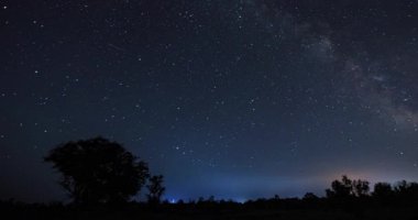 Karanlık bir gecede yıldızlı gökyüzü. Yıldızların gece hareketi, gökyüzünde hareket eden Samanyolu. Zaman Uygulaması