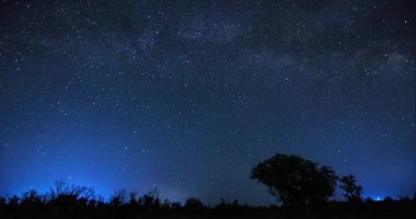 Karanlık bir gecede yıldızlı gökyüzü. Yıldızların gece hareketi, gökyüzünde hareket eden Samanyolu. Zaman Uygulaması