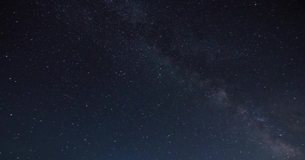 어두운 빛나는 밤하늘을 가로지르는 별들의 움직임 라포스 — 비디오