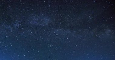 Karanlık bir gecede yıldızlı gökyüzü. Yıldızların gece hareketi, gökyüzünde hareket eden Samanyolu. Zaman Uygulaması