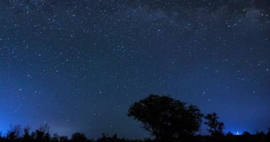 Karanlık bir gecede yıldızlı gökyüzü. Yıldızların gece hareketi, gökyüzünde hareket eden Samanyolu. Zaman Uygulaması