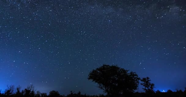 在漆黑的夜晚 星空闪烁 夜空中的星星在移动 银河在天空中穿行 时间流逝 — 图库视频影像