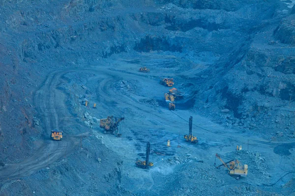 鉄鉱石の露天掘りのための大型設備の仕事 プロセス中にリグや掘削機をドリル 重鉄鋼業界初の生産チェーン — ストック写真