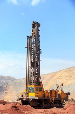 Taş ocağında kuyu açmak için bir makine. Taş ocağına patlayıcı yerleştirmek için delikler açmak. Minerallerin açık çukur kazma teknolojisi.