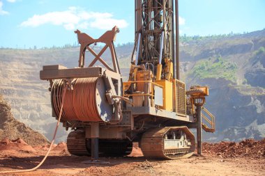 Taş ocağında kuyu açmak için bir makine. Taş ocağına patlayıcı yerleştirmek için delikler açmak. Minerallerin açık çukur kazma teknolojisi.