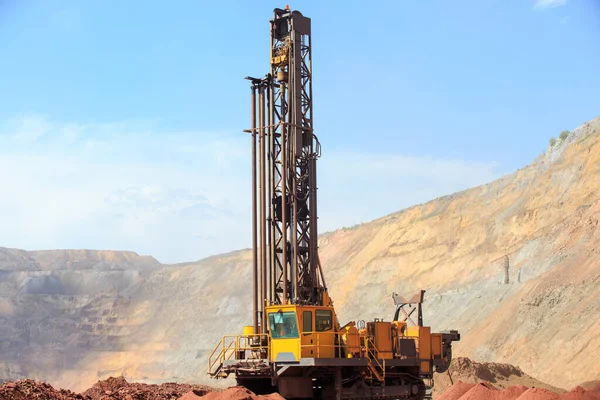 Taş ocağında kuyu açmak için bir makine. Taş ocağına patlayıcı yerleştirmek için delikler açmak. Minerallerin açık çukur kazma teknolojisi.