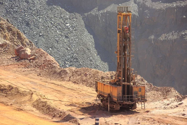 Taş ocağında kuyu açmak için bir makine. Taş ocağına patlayıcı yerleştirmek için delikler açmak. Minerallerin açık çukur kazma teknolojisi.