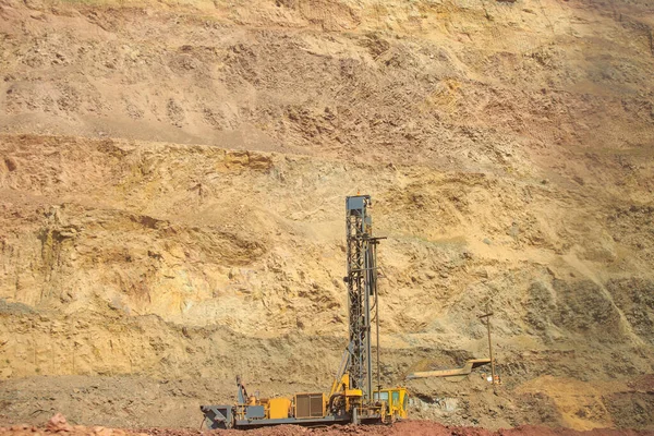 采石场打井的机器矗立在一个地平线上 在采石场打井进行爆破 露天采矿技术 — 图库照片