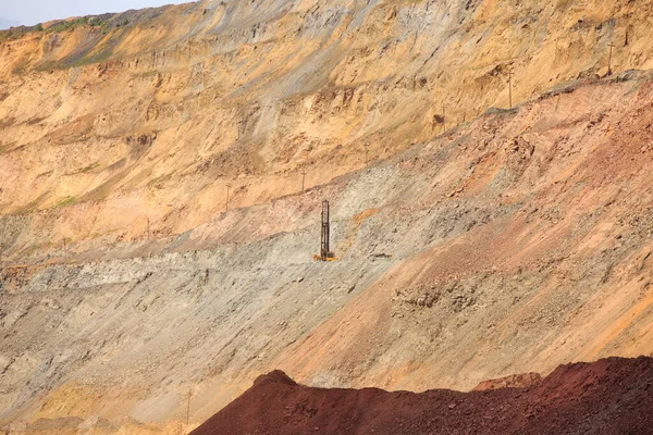 採石場で井戸を掘削する機械は 地平線の1つに立っています 採石場での爆破のための井戸の掘削 露天掘り採掘技術 — ストック写真