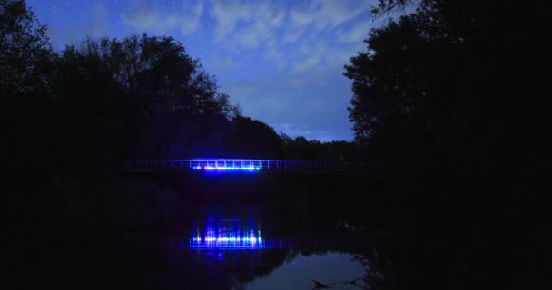 Movimiento Las Estrellas Cielo Nocturno Sobre Puente Con Retroiluminación Colores — Vídeo de stock