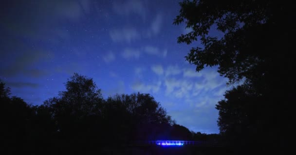 Rörelsen Stjärnor Natthimlen Över Bron Med Färgad Bakgrundsbelysning Timelapse Nattlandskapet — Stockvideo