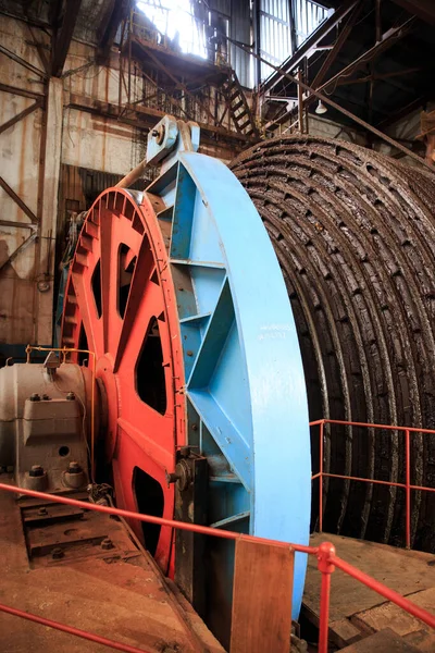 The aggregate of a shaft hoisting machine. A cable for lifting loads in underground mining. Mine equipment.