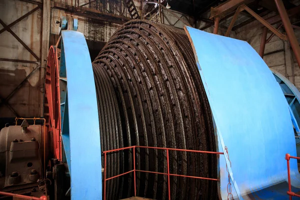 The aggregate of a shaft hoisting machine. A cable for lifting loads in underground mining. Mine equipment.