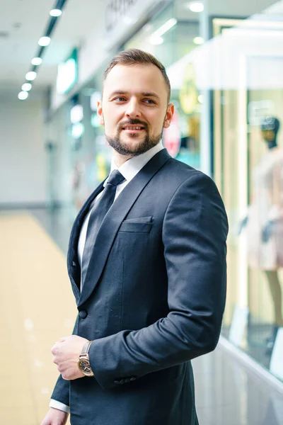 Young Man Beard Dressed Classic Business Suit Young Businessman Mall — Photo