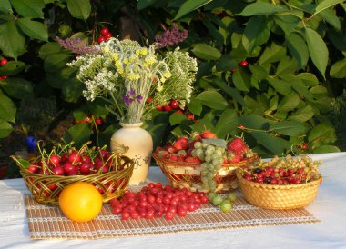 Masanın üzerinde hafif masa örtüsü ve vazoda bir buket çiçek olan bir masa.
