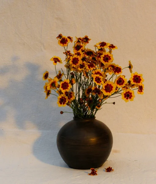 Blumenstrauß Aus Sommerblumen Einer Tonvase Auf Hellem Stoffhintergrund Pfirsiche Stehen — Stockfoto