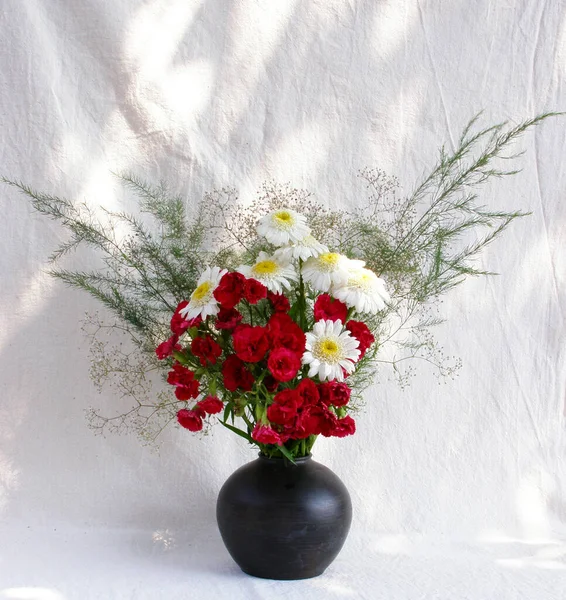 Blumenstrauß Aus Sommerblumen Einer Tonvase Auf Hellem Stoffhintergrund Pfirsiche Stehen — Stockfoto