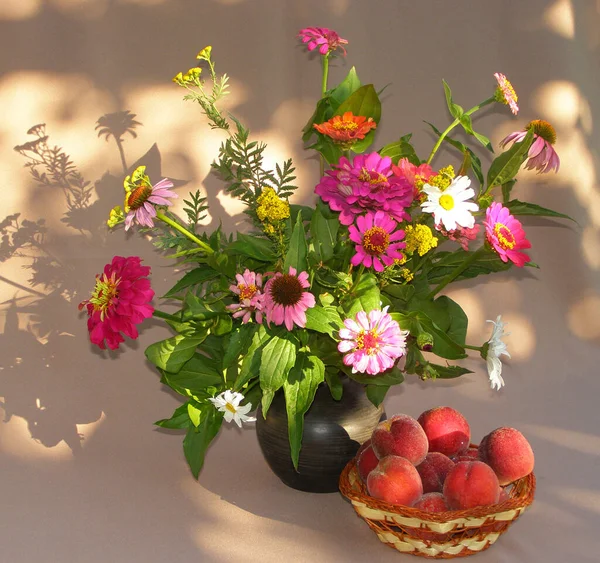 Blumenstrauß Aus Sommerblumen Einer Tonvase Auf Hellem Stoffhintergrund Pfirsiche Stehen — Stockfoto