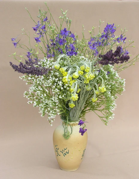 Blumenstrauß Aus Sommerblumen Einer Tonvase Auf Hellem Stoffhintergrund Pfirsiche Stehen — Stockfoto