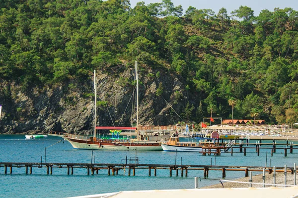 Freizeitjacht Der Bucht Der Seebrücke Erholungsgebiet Enge Mediterrane Bucht Mit — Stockfoto