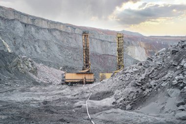 Maden ocağında sondaj sondajı. Delikleri sondaj kulesiyle patlatmak için hazırlıyorum. Demir cevheri çıkarma teknolojisinin bir parçası..