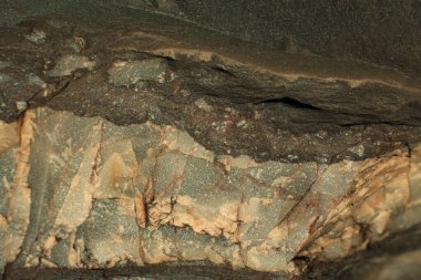 Doğal taşın dokusunun fotoğrafı. Karanlık taşın heterojen arka planı