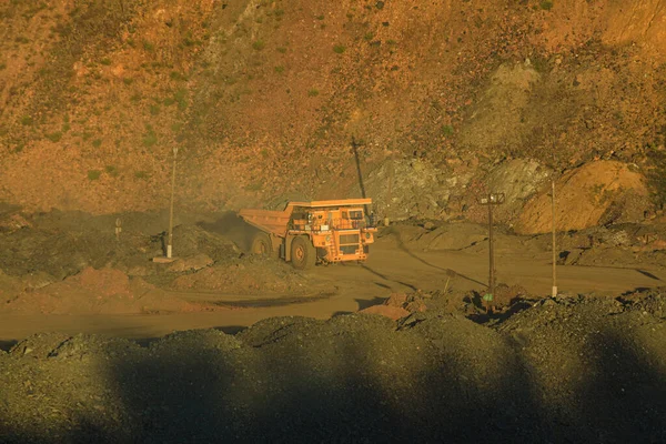 大型黄色采石场倾卸卡车 用于运送采石场中的岩体 采用露天开采法运输和开采矿物 — 图库照片