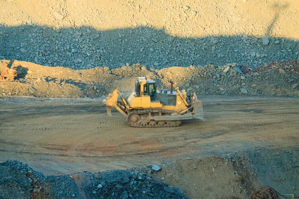 Bulldozer Amarelo Uma Operação Mineração Céu Aberto Tecnologia Equipamentos Para — Fotografia de Stock