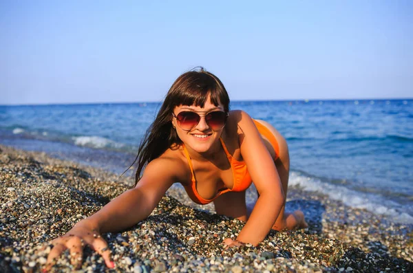Joven Morena Traje Baño Naranja Una Playa Guijarros Junto Mar —  Fotos de Stock