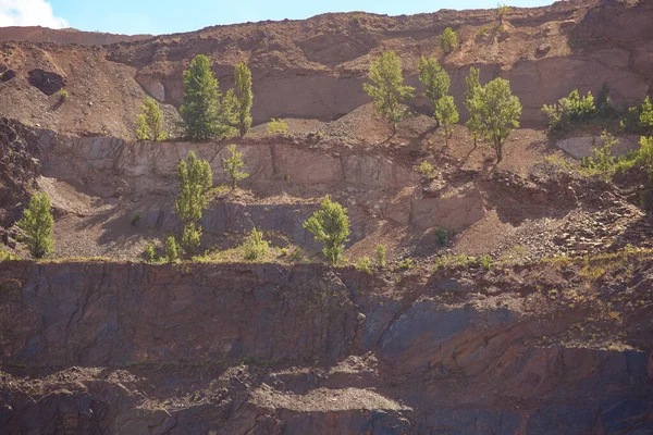 日当たりの良い日に疲れ切った再活性化採石場の地平線 採掘終了後の坑井の埋め立て作業 — ストック写真
