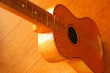 Çocuklar için küçük gitar.